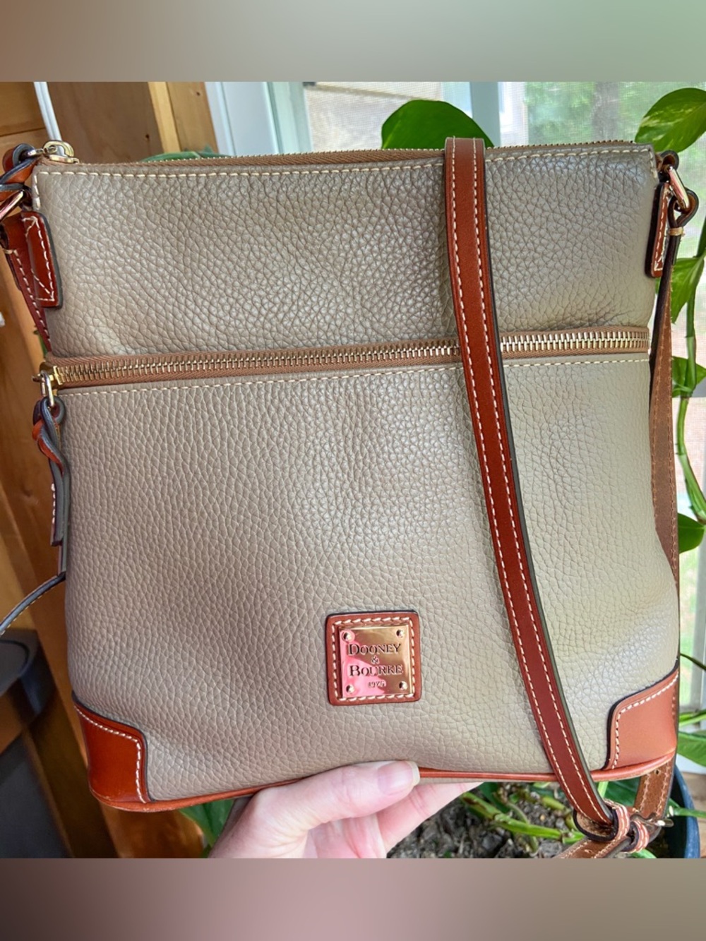 Dooney & Bourke Zippered Leather Crossbody with Red Interior Minimalist Casual - Picture 10 of 17